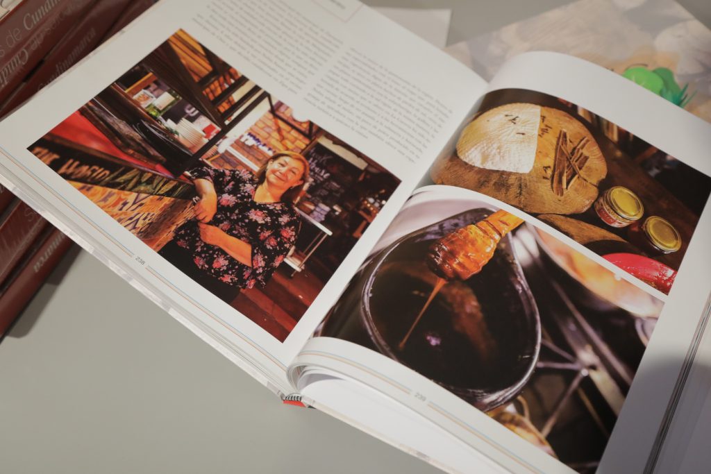 Además de incluir las recetas de cocineros tradicionales, este libro cuenta sus historias. / FOTO: Gobernación de Cundinamarca