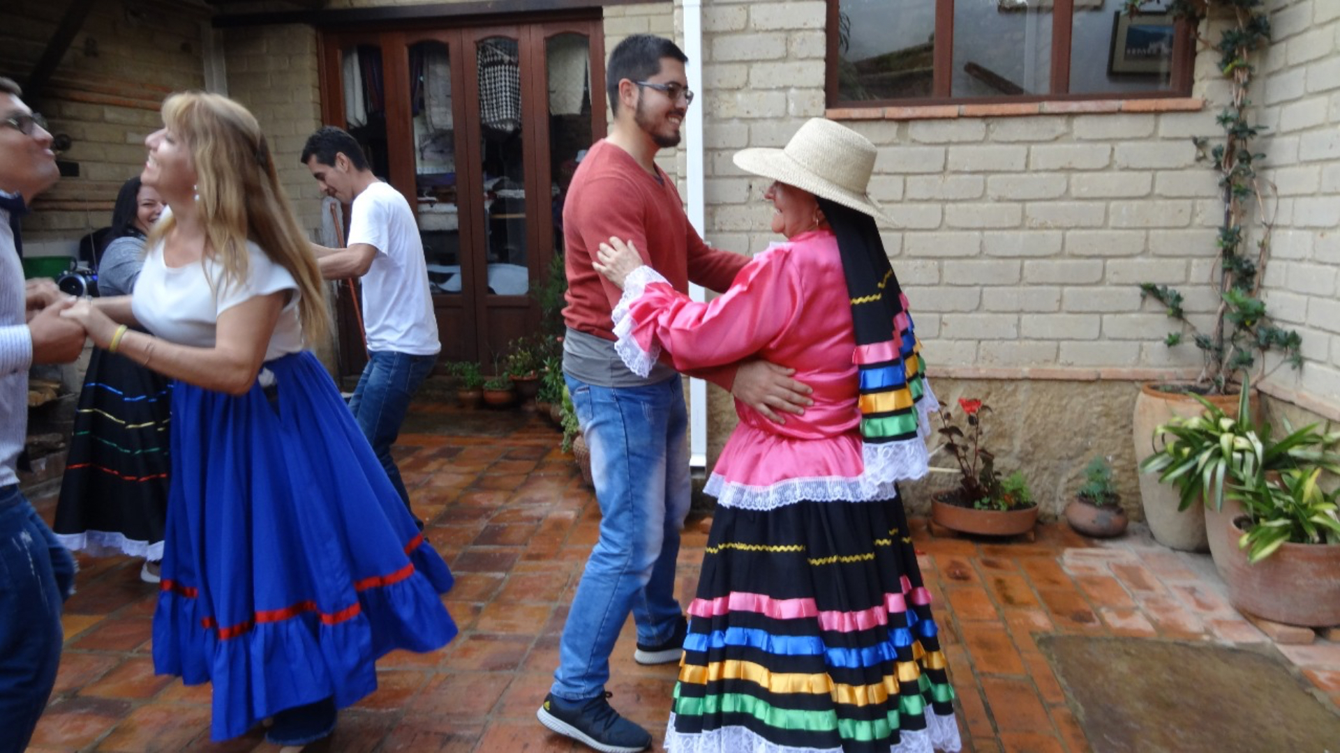Con talleres de carranga, un colectivo de mujeres exalta la cultura