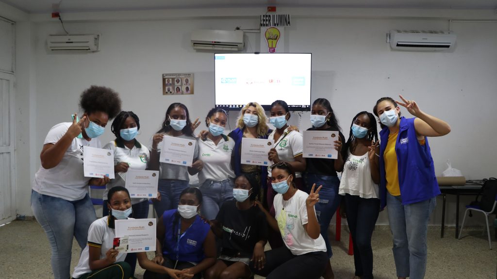 Más de 100 niñas y adolescentes aprenden de ciencia y tecnología en Puerto Tejada y Quibdó. / FOTO: Fundación PLAN