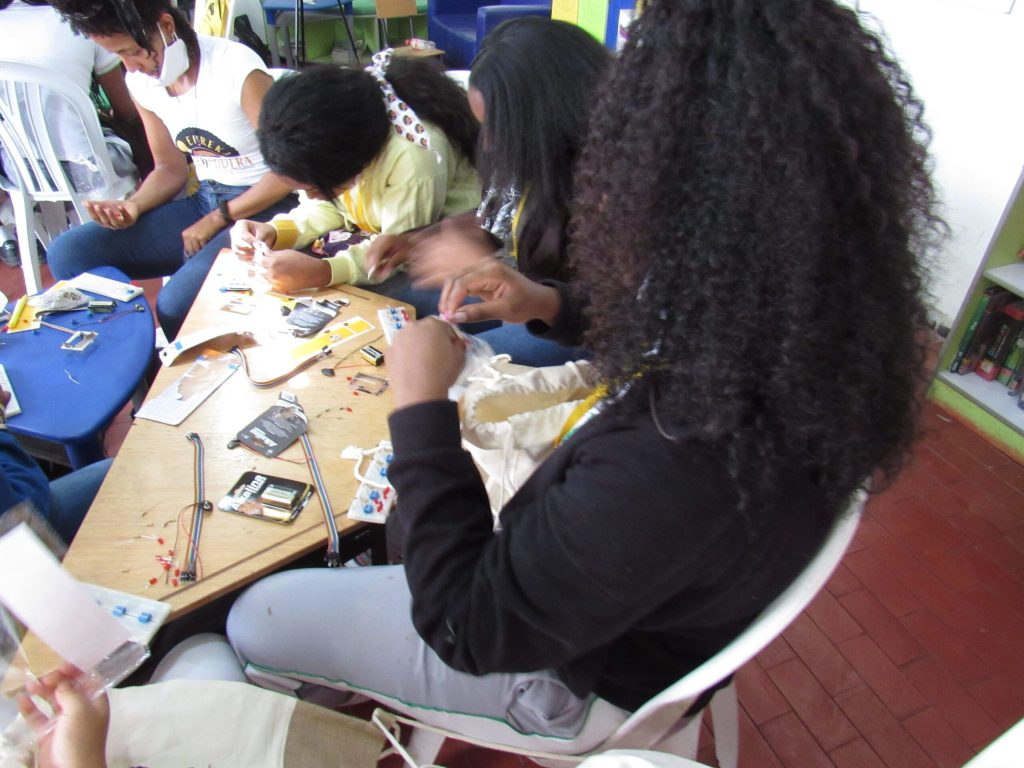 Más de 100 niñas y adolescentes aprenden de ciencia y tecnología en Puerto Tejada y Quibdó. / FOTO: Fundación PLAN