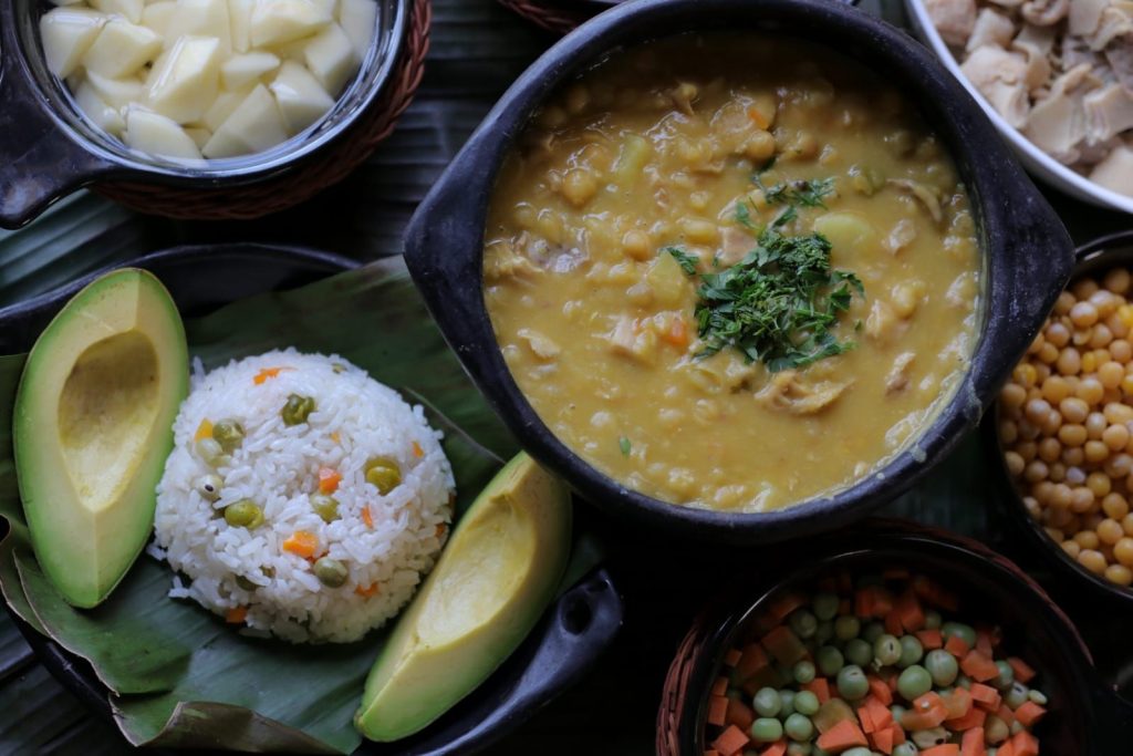 Servida con aguacate y arroz, la sopa de arveja amarilla puede ser una entrada o un plato principal. / FOTO: Sabores de Cundinamarca