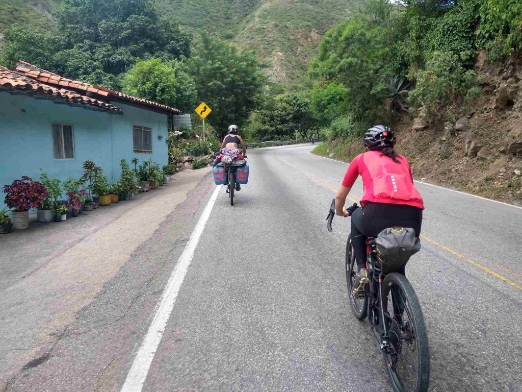 Si usted apenas está iniciando en el ciclismo, la pareja sugiere comprar solo aquello que necesite. / FOTO: Travesías en bicicleta