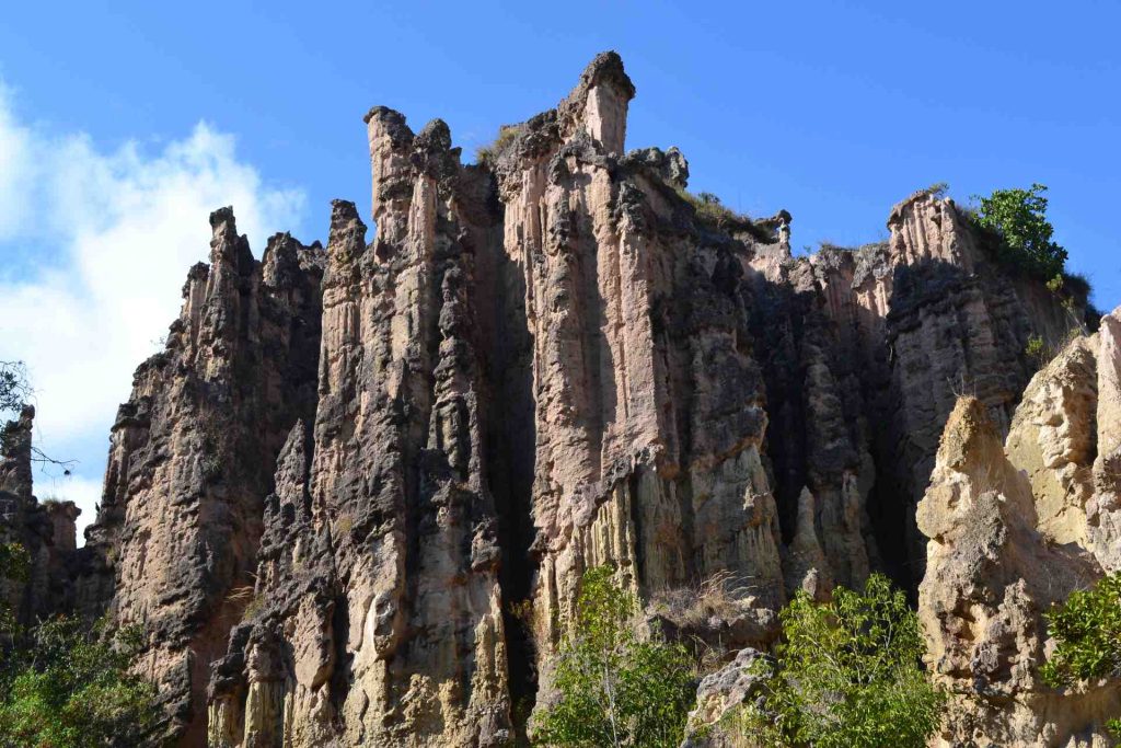 Los Estoraques es un parque único en el que las formaciones rocosas evocan castillos medievales. FOTO: Julián Ruiz Wikimedia Commons