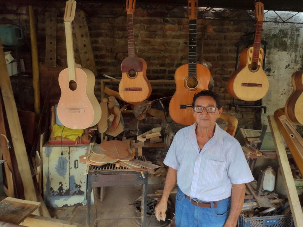La construcción artesanal de instrumentos se ha convertido en una de fuente de ingreso para Ramón Cedeño. / FOTO: Andrés Pacheco