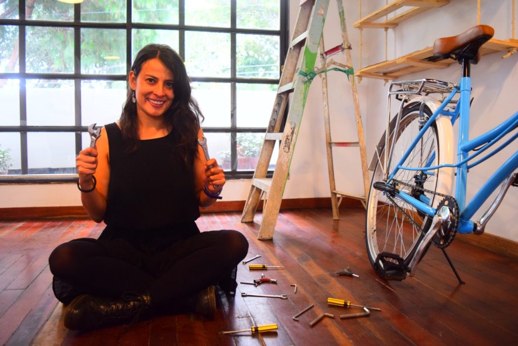 Gisel Ramírez es la cofundadora de Cornelia Bicis y es embajadora de Niñas sin miedo, un proyecto que busca empoderar niñas y adolescentes a través del ciclismo. / FOTO: Cornelia Bicis