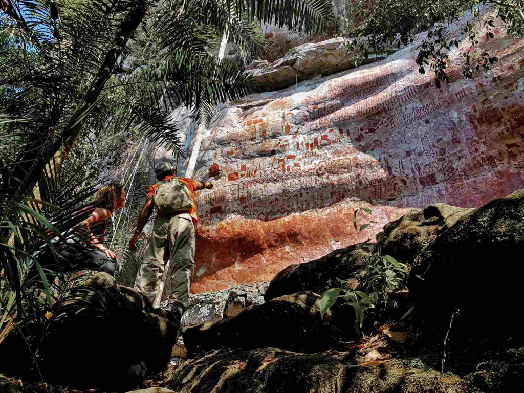 A unas dos horas de San José del Guaviare, se encuentra el Cerro Azul. Un lugar conocido por tener uno de los yacimientos arqueológicos mejor conservados en Colombia. El lugar está compuesto por un paisaje rocoso, en el que hay pinturas rupestres, instrumentos líticos, restos de alfarería e incluso un entierro humano. / FOTO: Guaviare Biodiverso Travel
