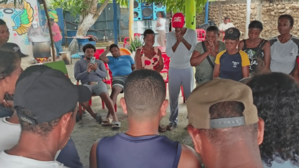 “Hablar con Dios, es hablar con el mar”. Así se refiere Dorcas a la manera en la que las mujeres se conectan con la experiencia del autoconocimiento y de entendimiento del entorno.