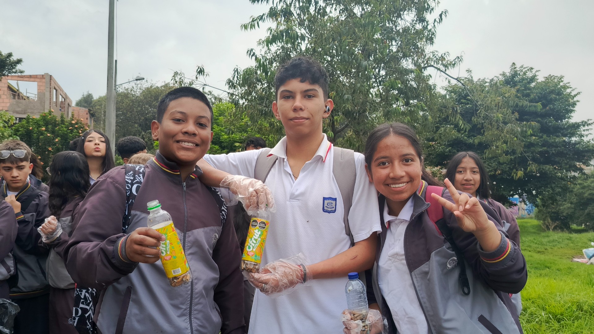 Según la alcaldía de Bogotá, cerca de 324 toneladas de colillas de cigarrillo se recogen anualmente de las calles de la capital, es decir que al día los ciudadanos arrojan más de 5 millones de estos desechos al suelo. | Foto: Pedro Camelo - Colombia Visible