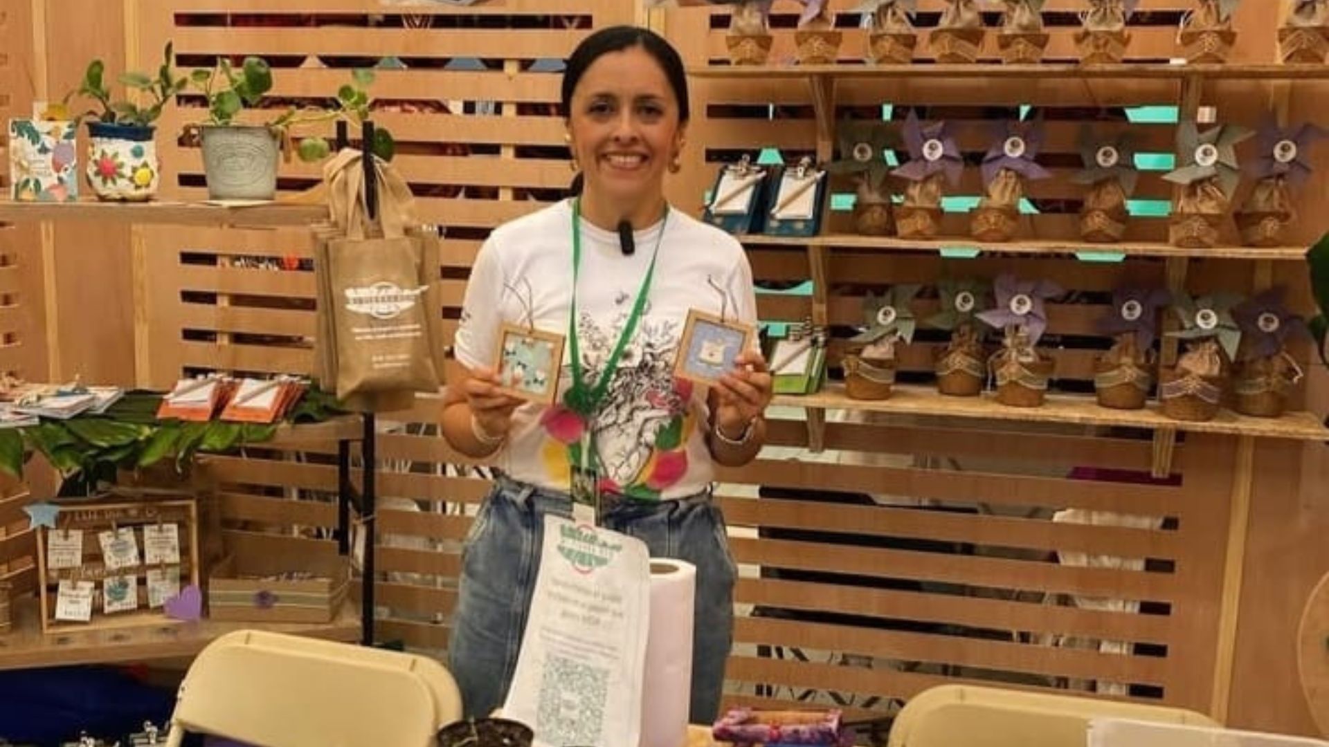 Cada hoja se fabrica manualmente. Para ello se utiliza un sistema de producción que busca minimizar el uso de recursos como el agua. | Foto: Cortesía - Mi Tierra Eco
