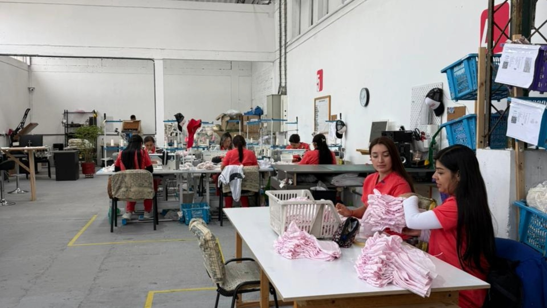 Confeccionadora colombiana de ropa para juguetes Martidoll