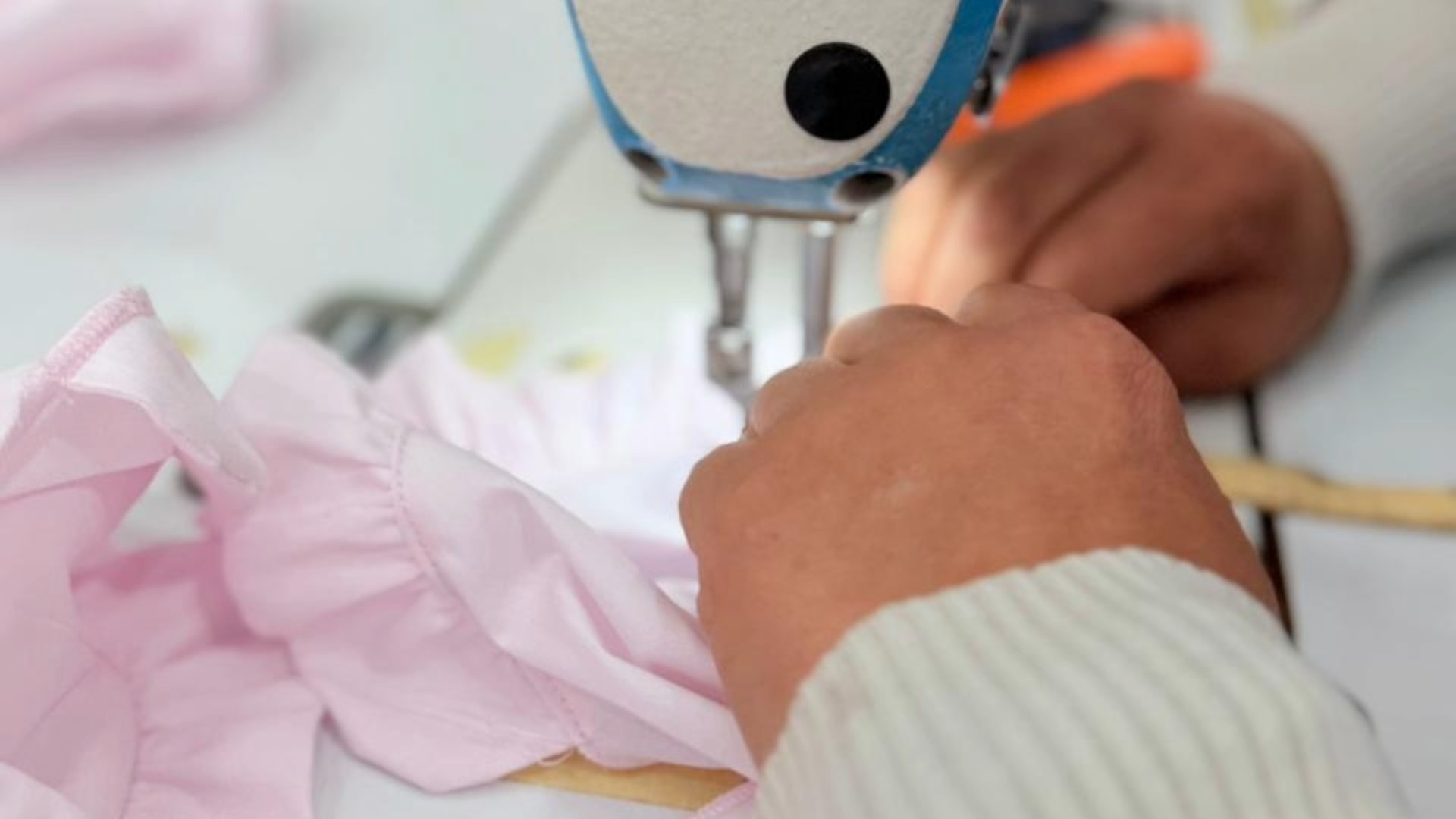 Manos cosiendo Maquina de coser Martidoll