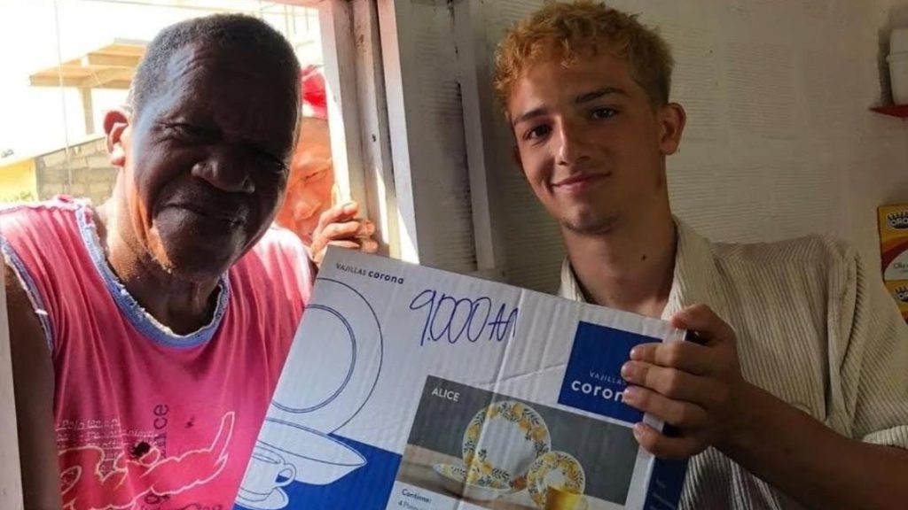 El banco de plástico permite que los habitantes de Tierra Bomba intercambien residuos por artículos útiles para sus hogares. | Foto: Olas Paz @olaspaz