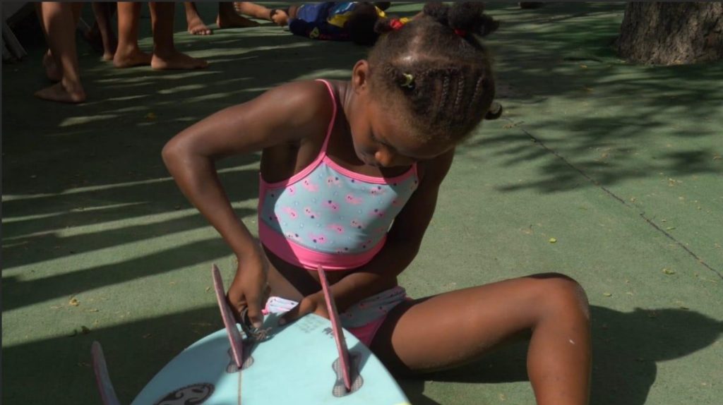 El surf se ha convertido en una herramienta educativa para que los niños permanezcan en la escuela y en los talleres de la fundación. | Foto: Olas Paz @olaspaz