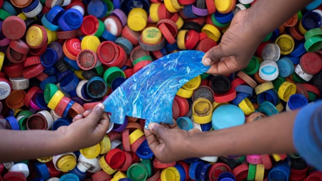 Las máquinas trituradoras e inyectoras permiten transformar residuos plásticos en productos deportivos y comunitarios. | Foto: Olas Paz @olaspaz