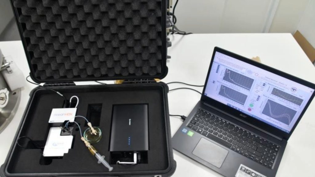 Dispositivo para detectar licor adulterado usando fotónica.