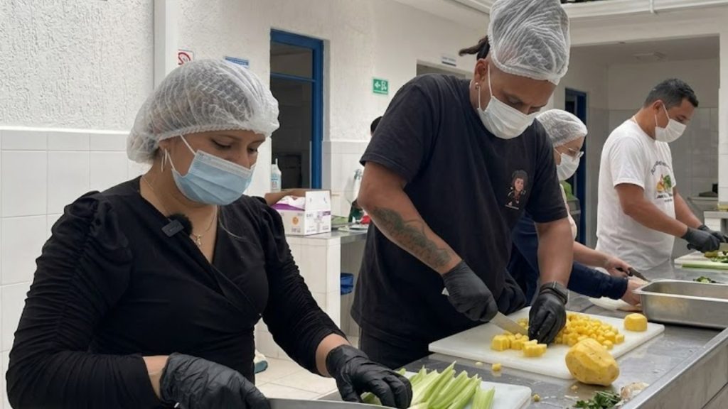 Preparación de almuerzo en el comedor comunitario María Teresa de Calcuta