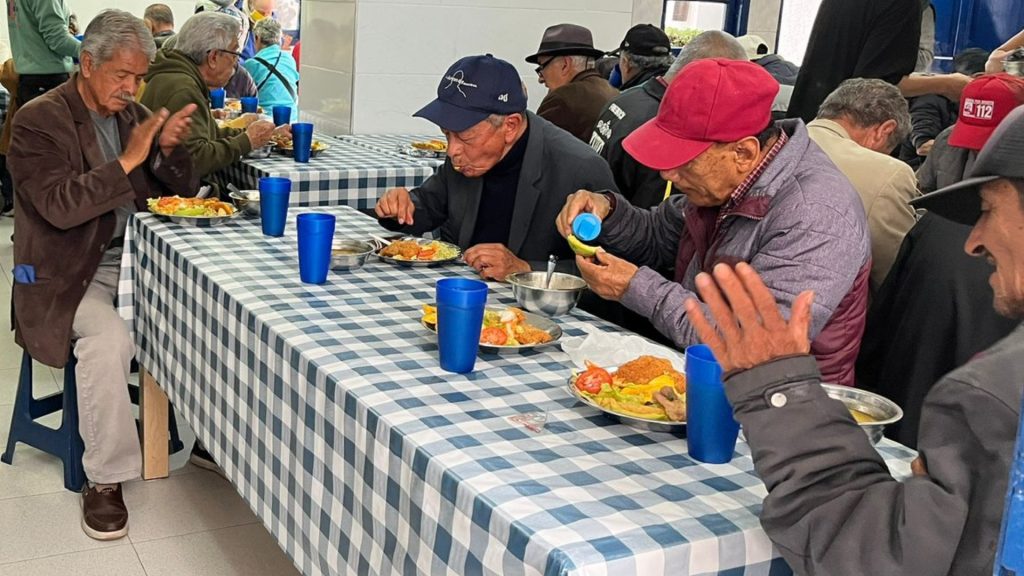 Adultos mayores del Comedor Comunitario Madre Teresa de Calcuta