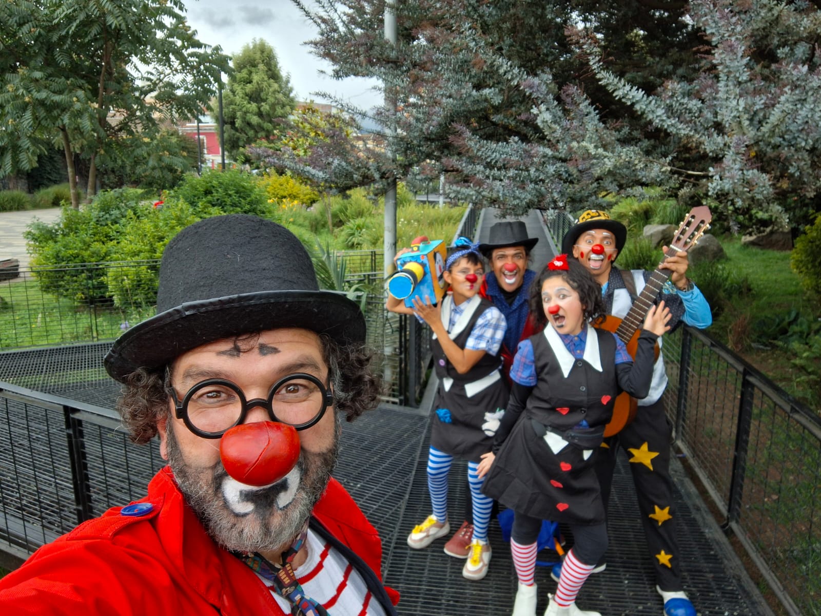 Julio César (Filit), Diego Narváez (Pepo) y su equipo preparados para iniciar función con la musica y el teatro como medio. | Foto: Julio Ceballos.