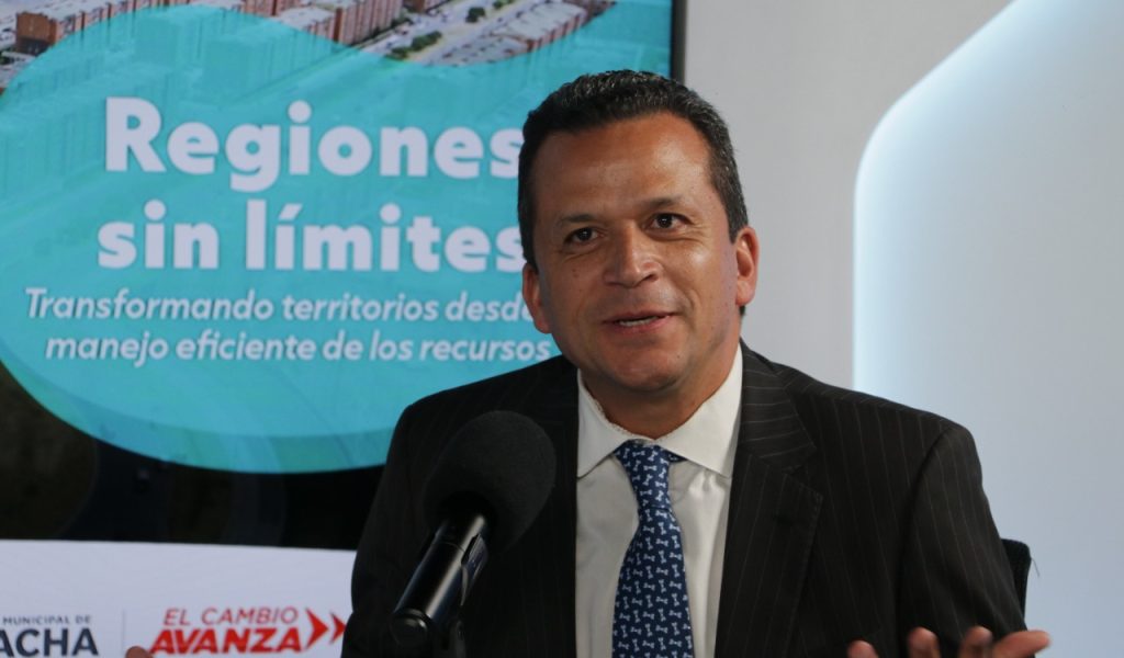 El Alcalde Juan Carlos Saldarriaga explica cómo se ha aplicado el sistema de catastro multipropósito en el municipio y cómo se ha visto beneficiada la población de forma equitativa. / FOTO: Foro Colombia Visible
