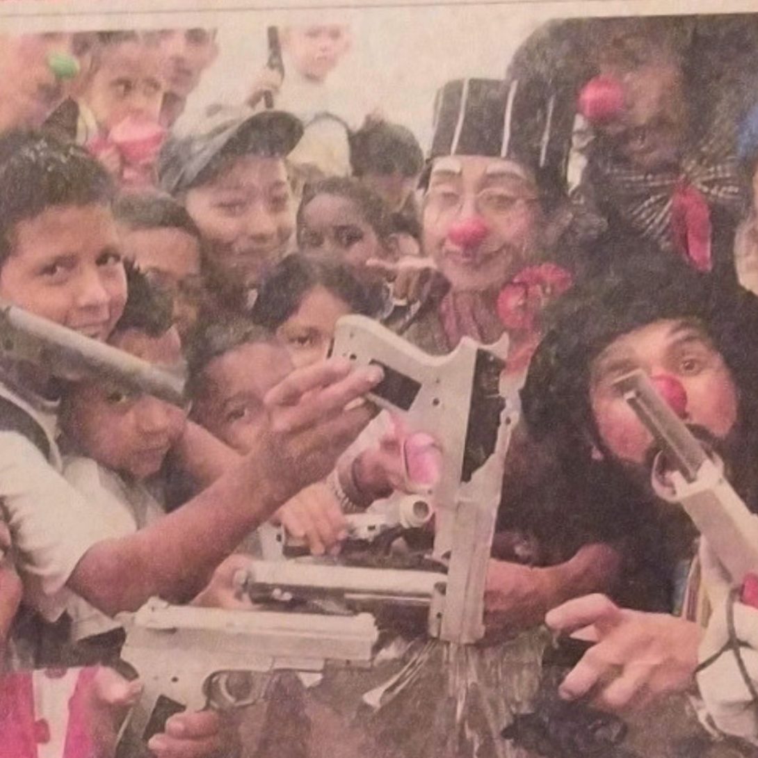 En esta escena inspirada en hechos reales en Cali, Reíriste TV representa la entrega de juguetes belicos por parte de niños como un acto simbólico de transformación. | Foto: Julio Ceballos