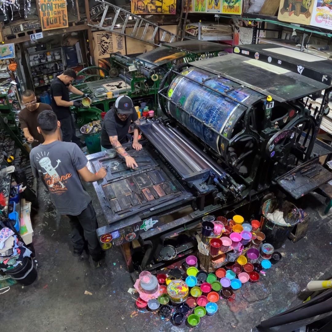 En estas prensas de 1870 no hay computadoras; se convive con el error para lograr una riqueza visual única en cada cartel.